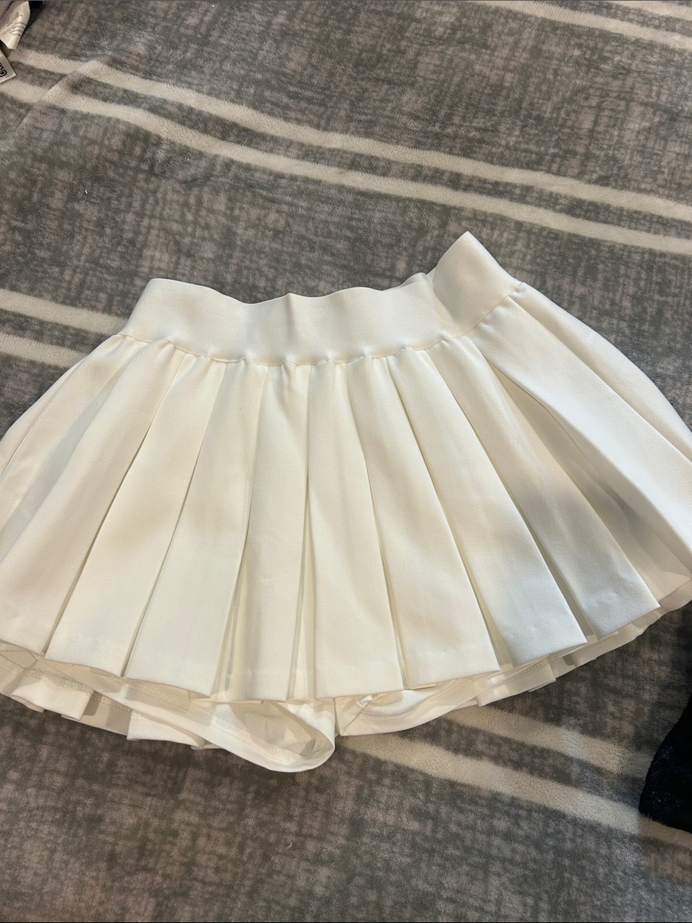 AKIRA White Pleated Skort